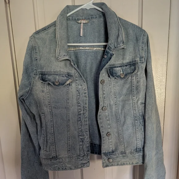 Free People Collared Jean Denim Jacket - size large - NWOT - Picture 1 of 4